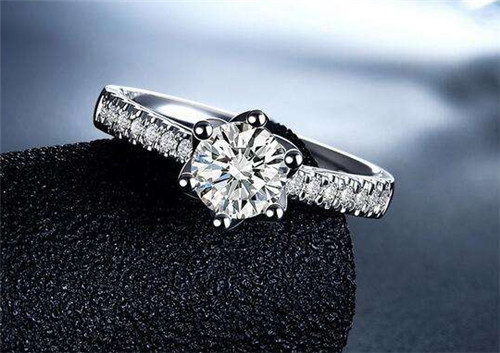 1万可以买钻石戒指吗